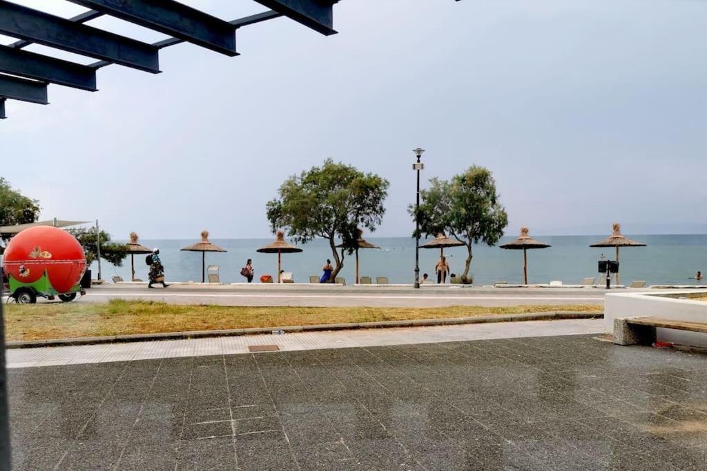 Apartment With 3 Rooms Just 1 Min From The Beach And Free Public Parking Peraía Екстериор снимка